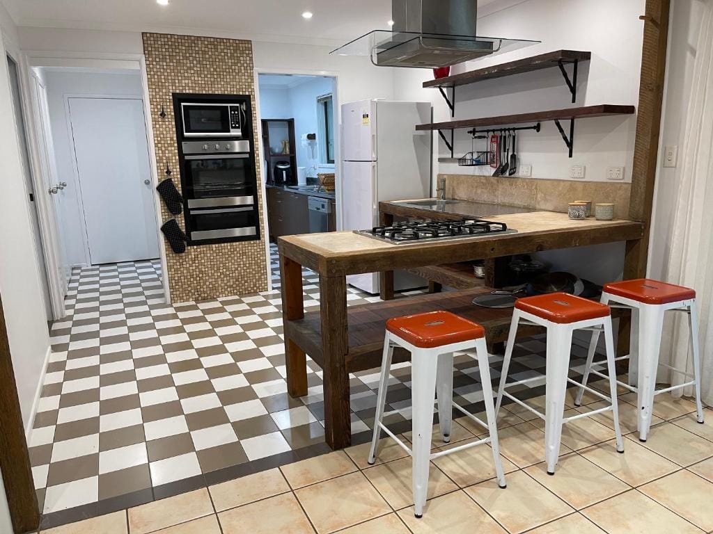 Tamborine Accommodation 84 Eagle Heights Road 6 Bedroom 3 Baths Parking Complete Holiday Home — 3