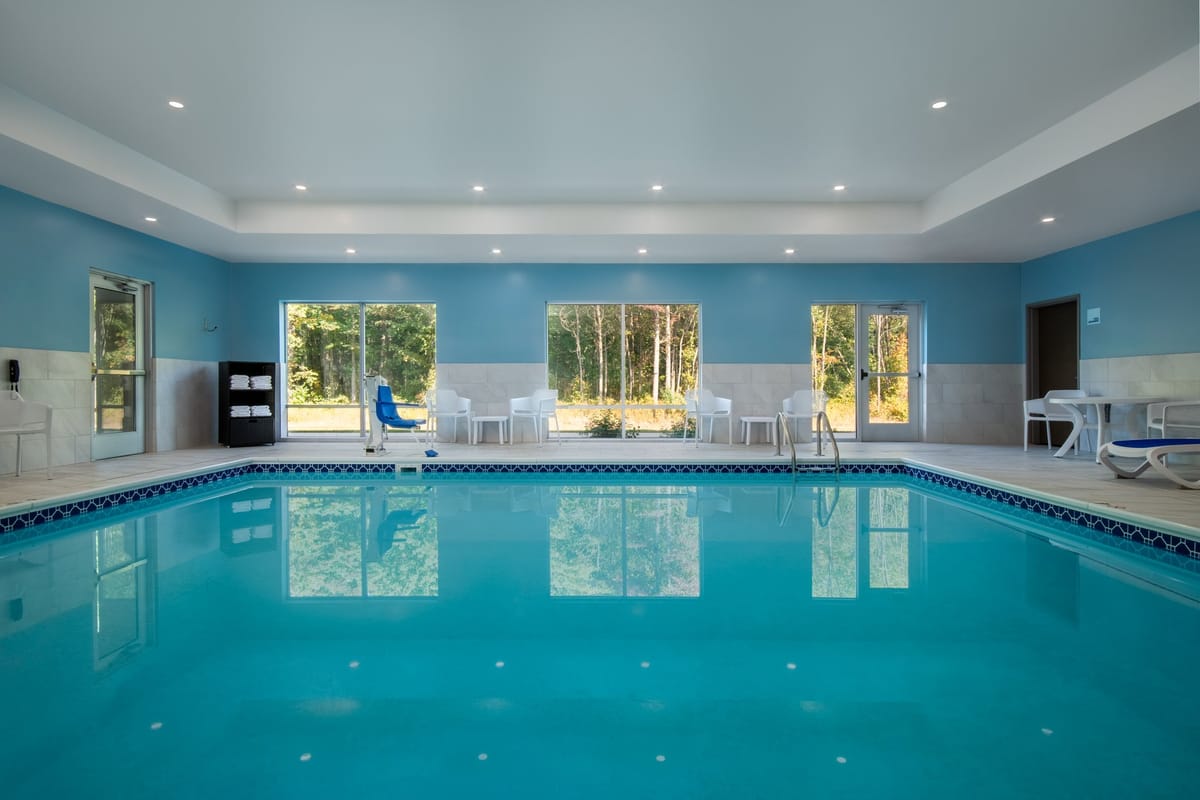 Holiday Inn Express & Suites Muskegon - Grand Haven by IHG — 2