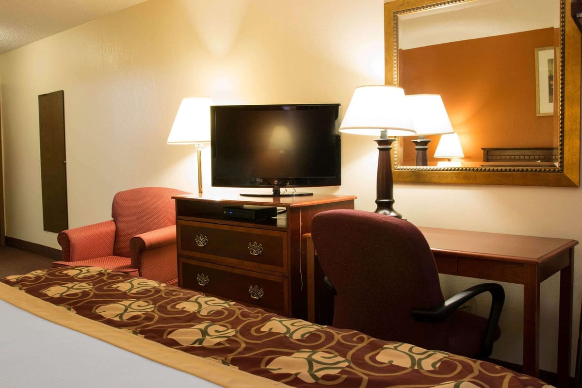 Rodeway Inn Muskegon Airport — 4