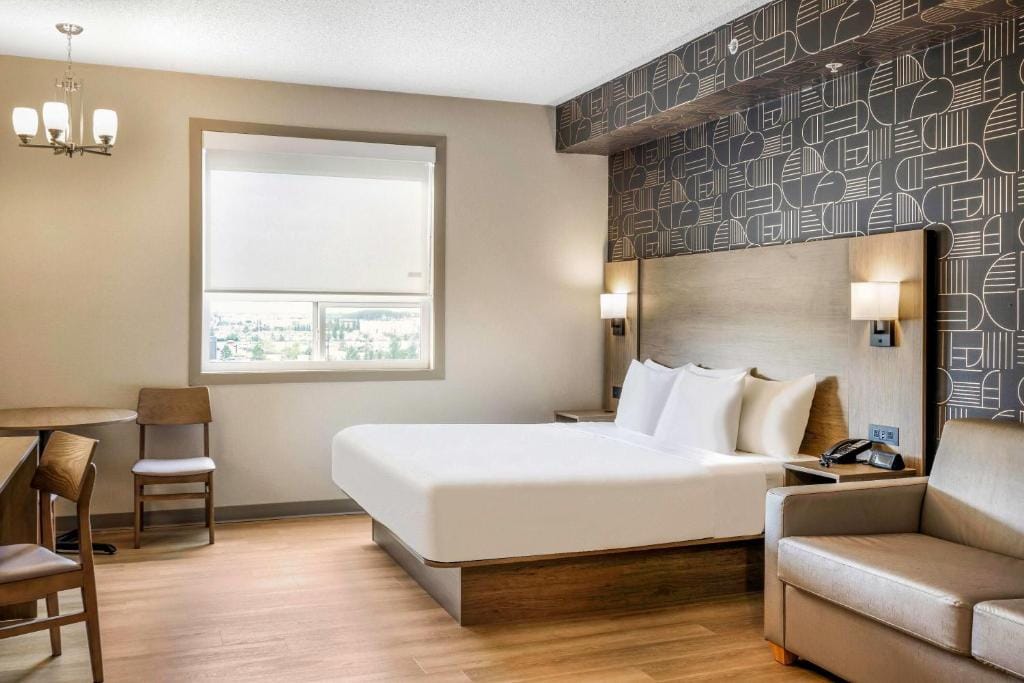 Days Inn & Suites by Wyndham West Edmonton — 2