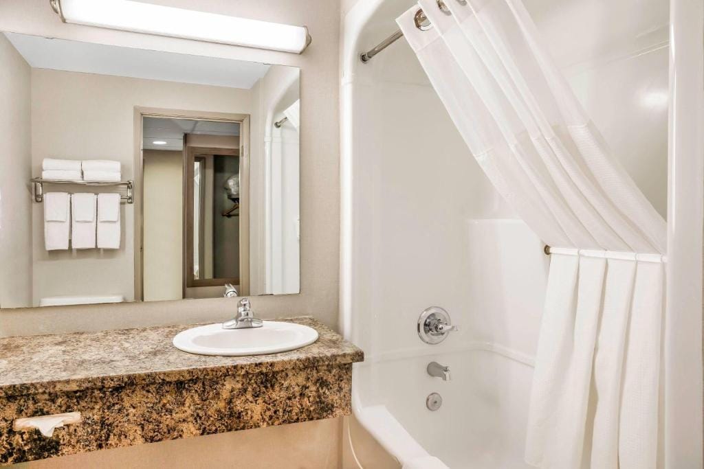 Days Inn & Suites by Wyndham West Edmonton — 3