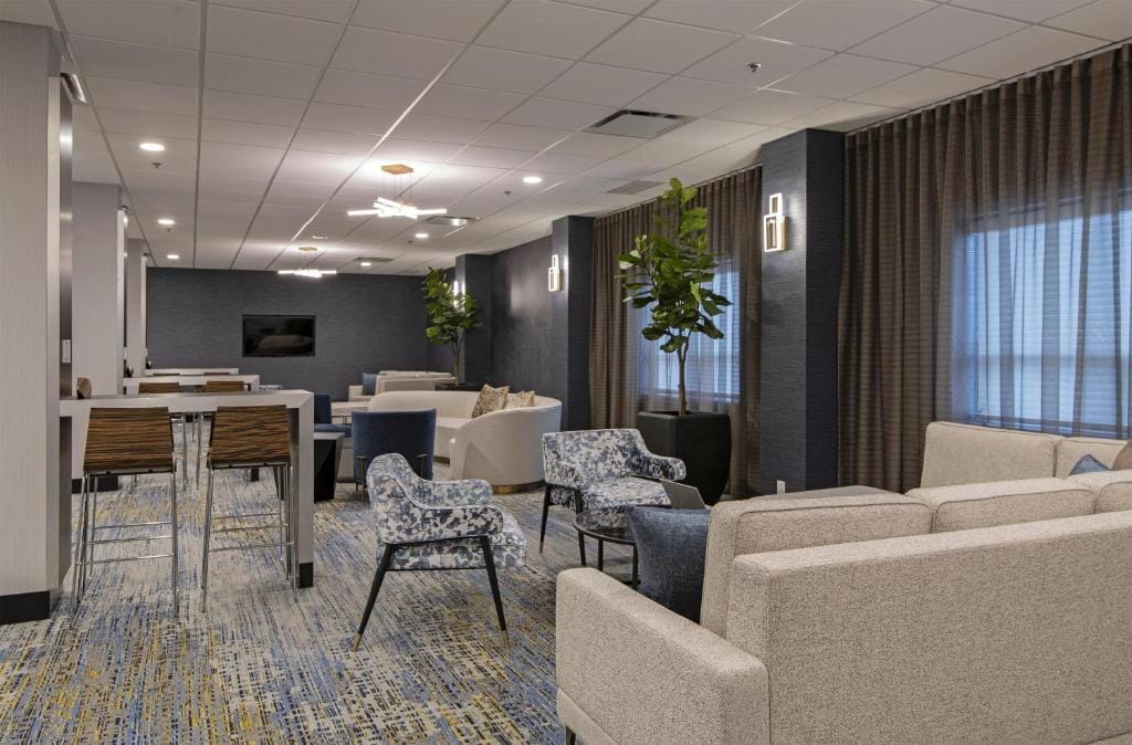 DoubleTree by Hilton West Edmonton — 4