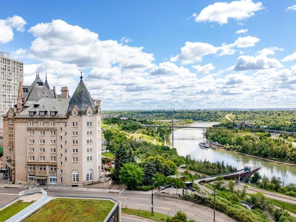 Fairmont Hotel Macdonald — 1