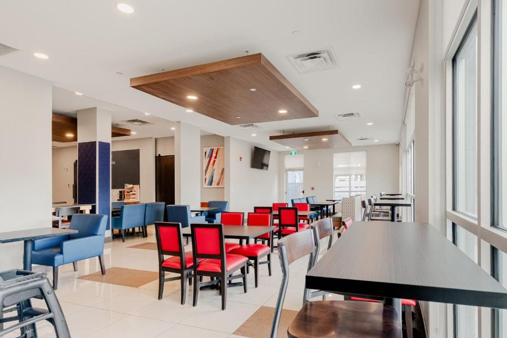 Holiday Inn Express Hotel & Suites-Edmonton South by IHG — 4