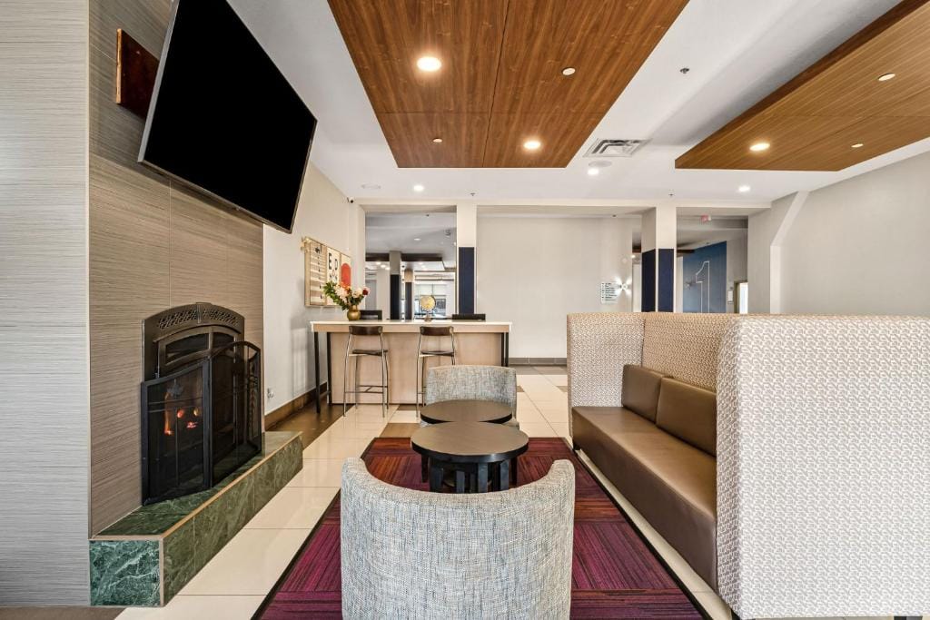 Holiday Inn Express Hotel & Suites-Edmonton South by IHG — 5